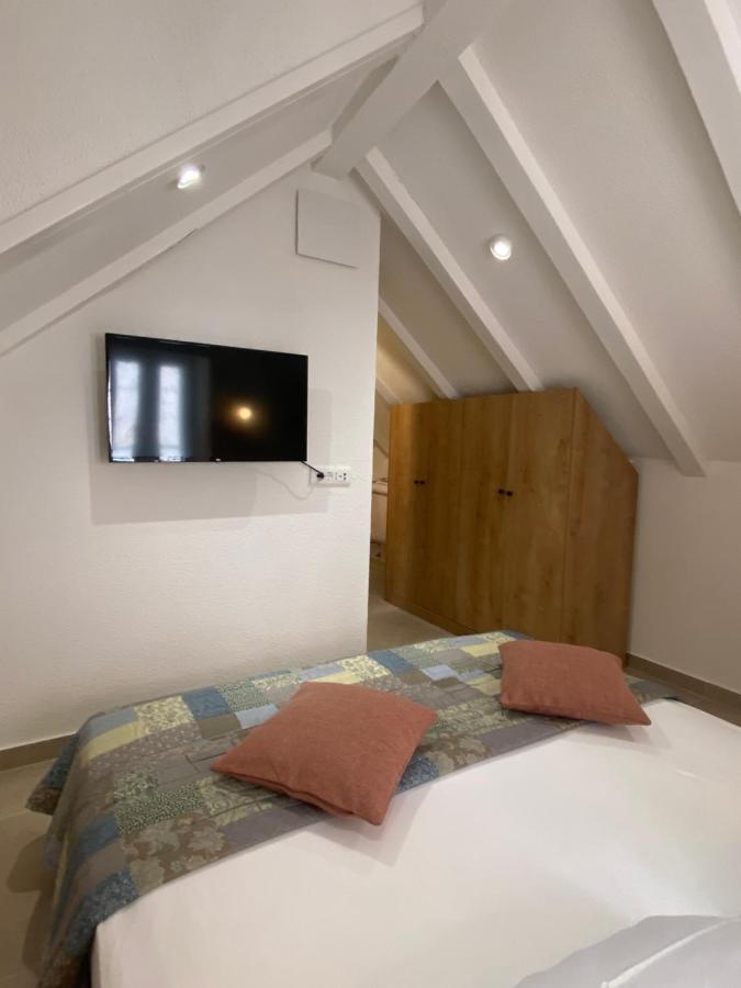 House Malena - Rooms Vis Exterior photo